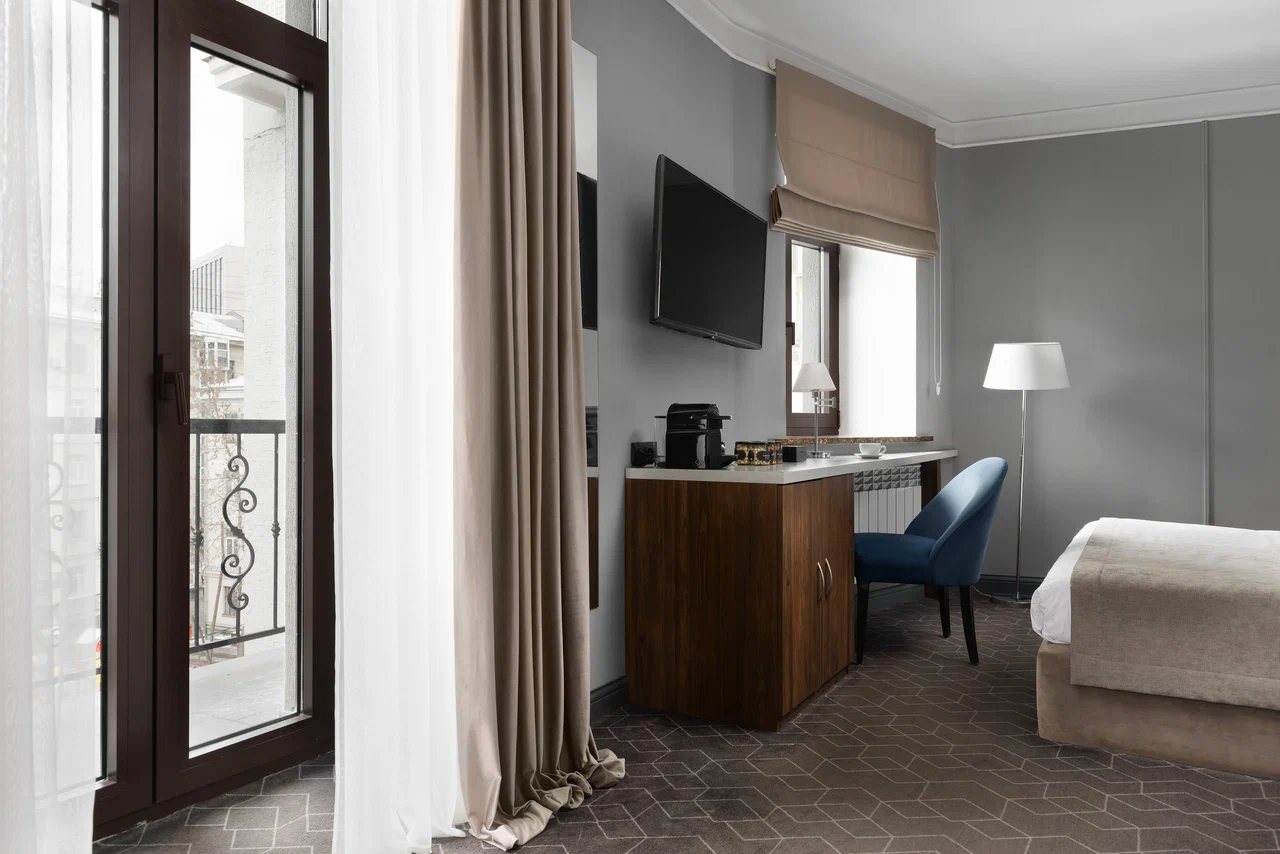 Hartwell Moscow — просторный номер категории Deluxe/Junior Suite